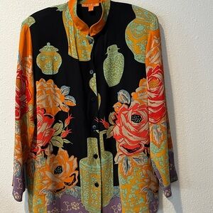 HARARI Asian Inspired Floral and Vase Print  Shirt- Jacket
100% Silk
Sz L